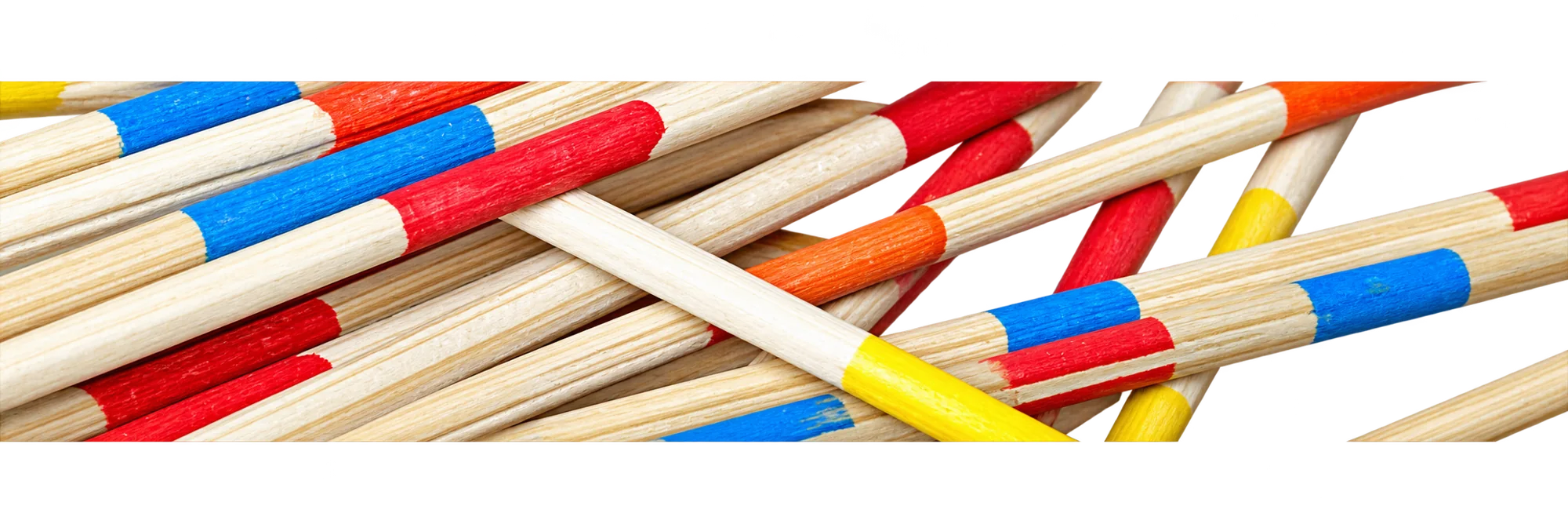 Bâtonnets de mikado en bois ornés de bandes rouges, bleues, orange et jaunes